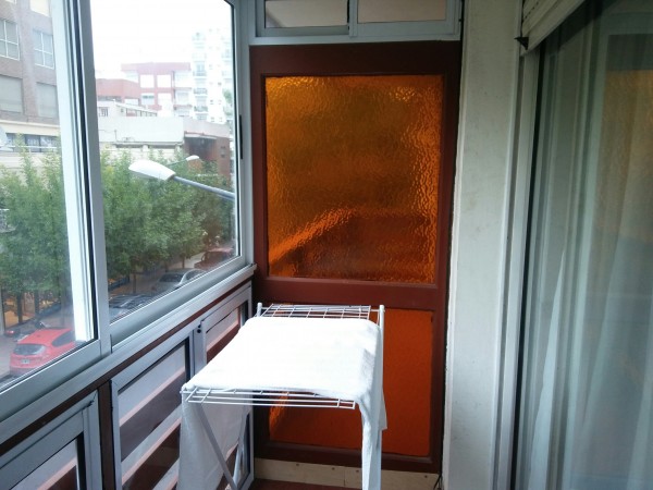 1 AMBIENTE CON BALCON A LA CALLE.TOTALMENTE RECICLADO 