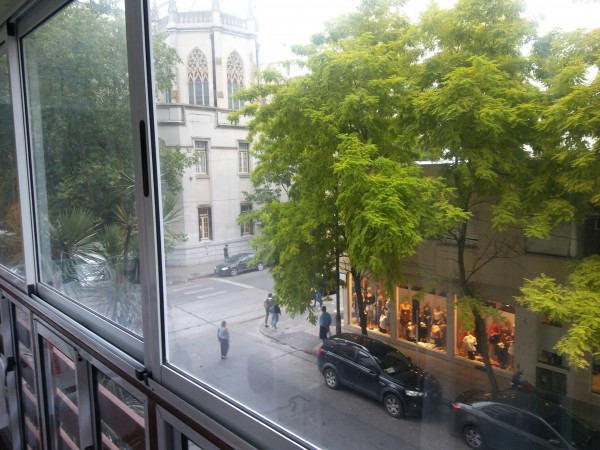 1 AMBIENTE CON BALCON A LA CALLE.TOTALMENTE RECICLADO 