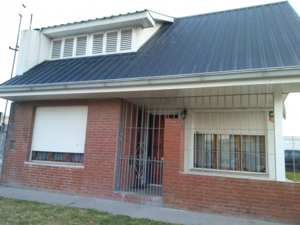 VENTA CASA 3 AMBIENTES.PARQUE, GARAGE.