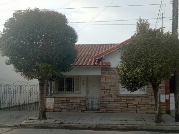 PROPIEDAD EN BLOCK. CHALET 3 AMBIENTES MAS PH 4 AMBIENTES.GARAGE,DEPOSITO