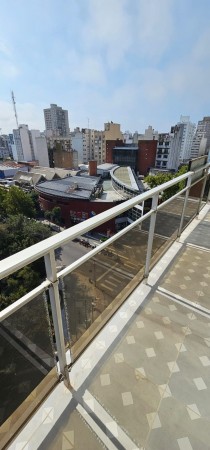 2 AMBIENTES CON BALCON CORRIDO.