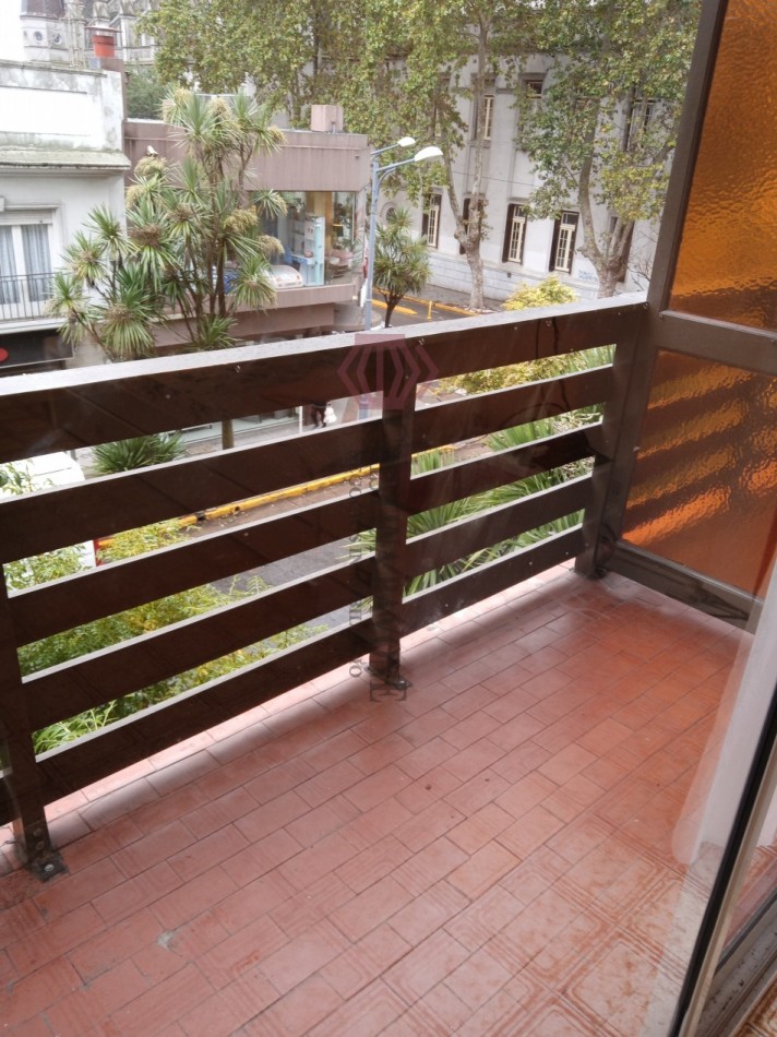 2 AMBIENTES CON BALCON SALIENTE .